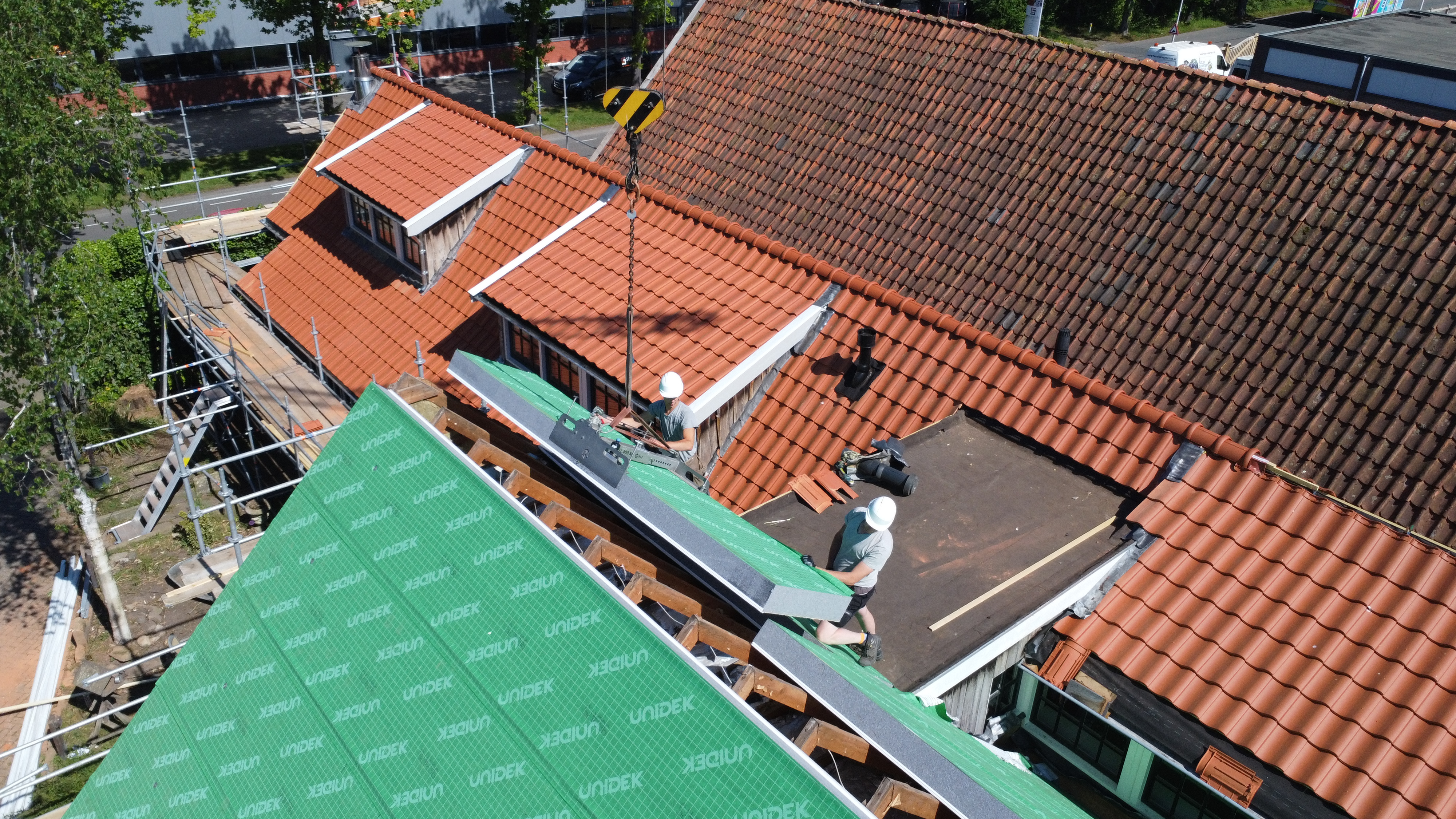 Restauratie en verduurzaming hellend dak en dakkapellen Weerselo fase 1 foto